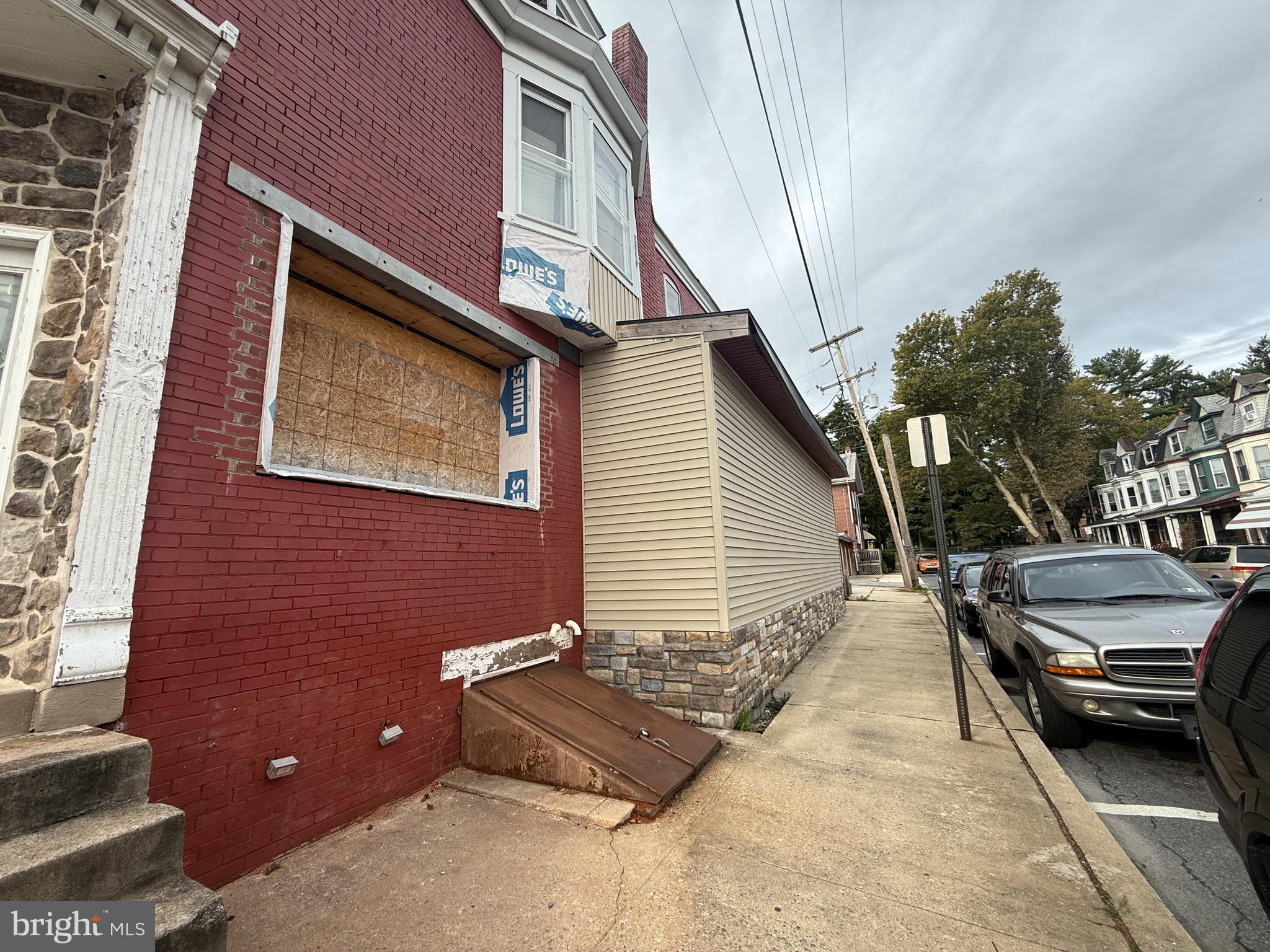 Main image without alt text