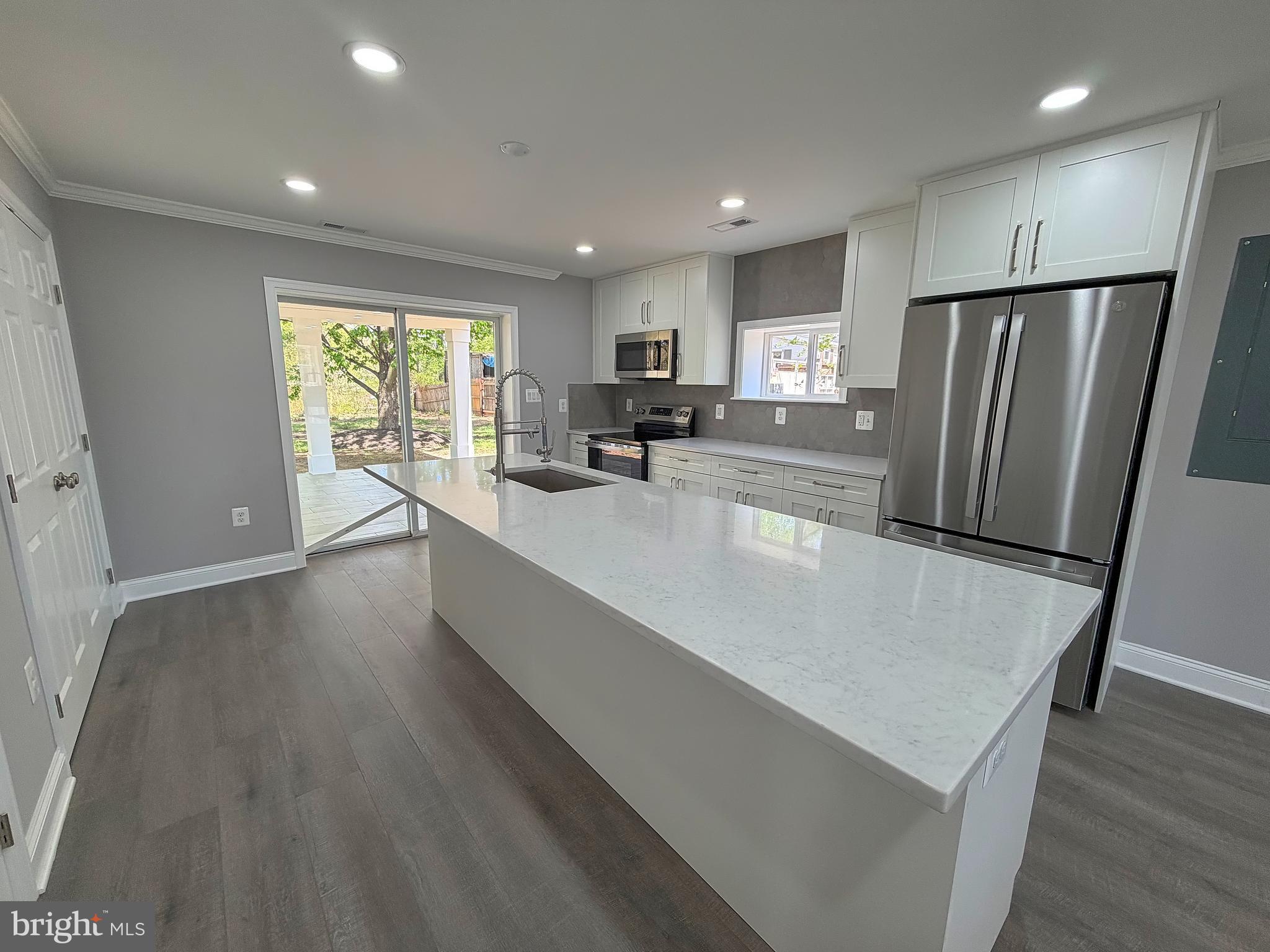 SHORELAND - Residential