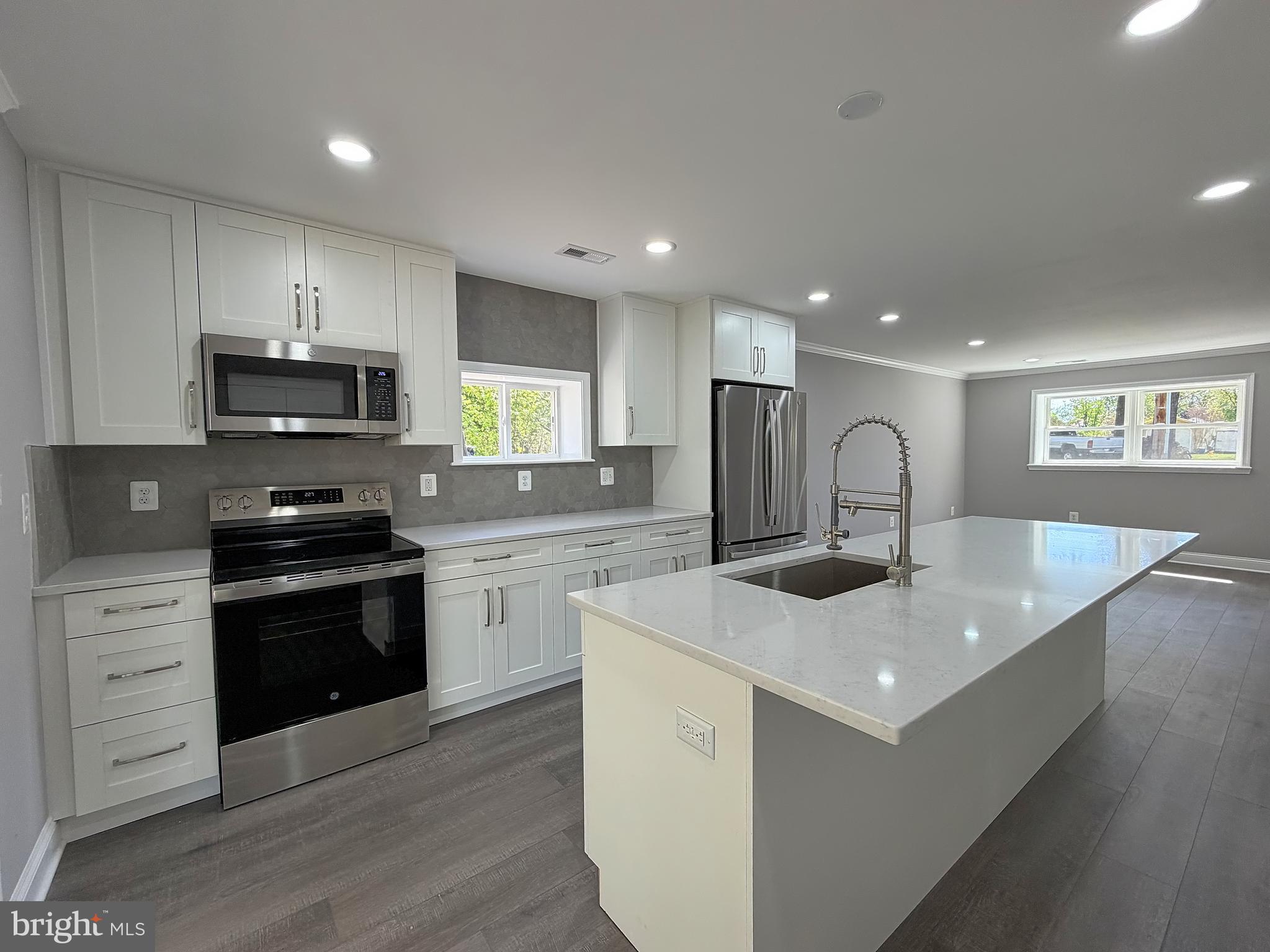SHORELAND - Residential