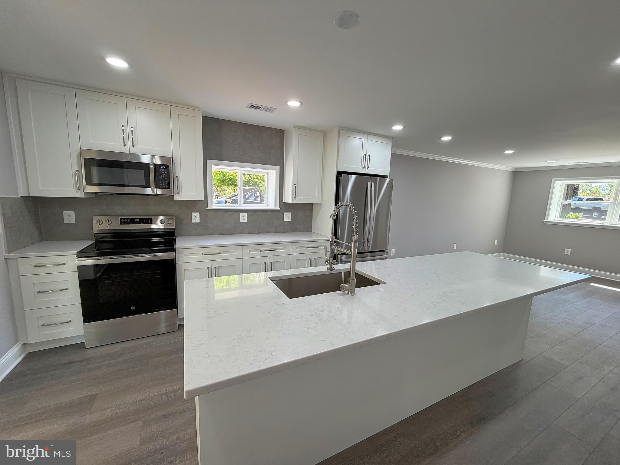 SHORELAND - Residential
