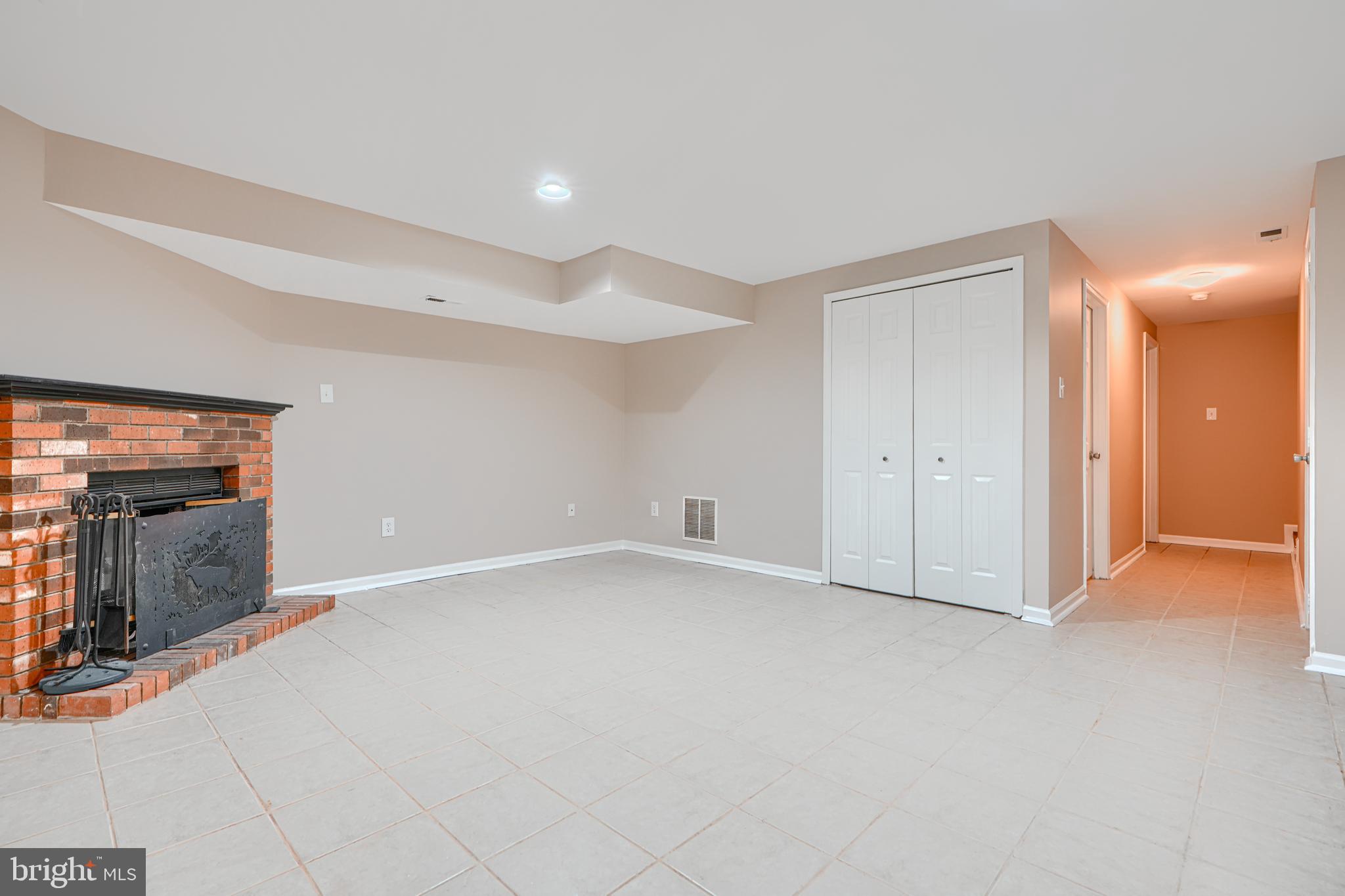 CONSTANT FRIENDSHIP - Residential Lease