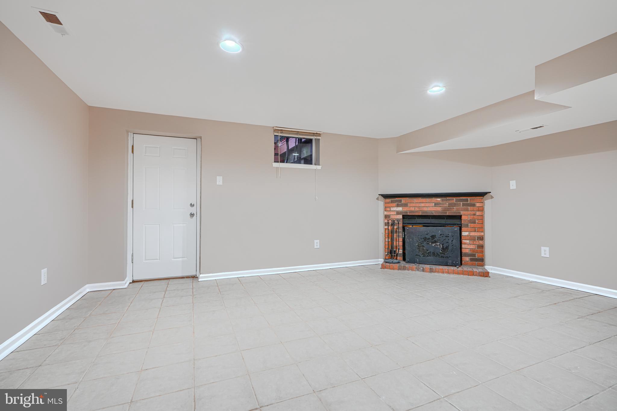 CONSTANT FRIENDSHIP - Residential Lease