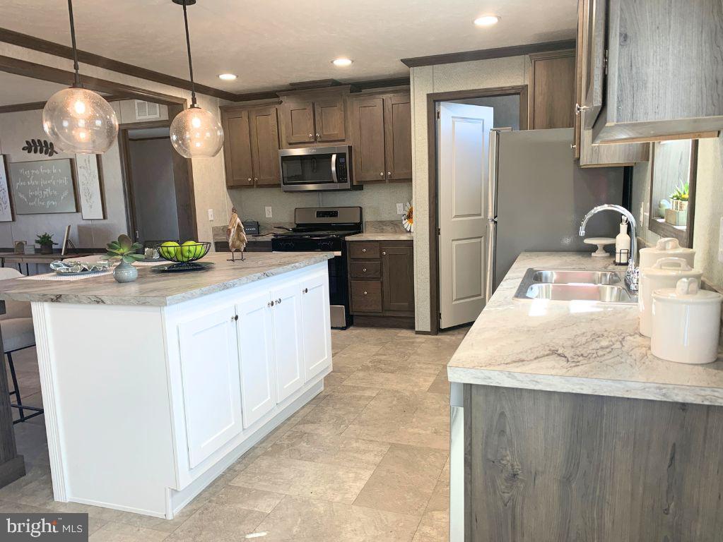 CEDAR MANOR - Residential