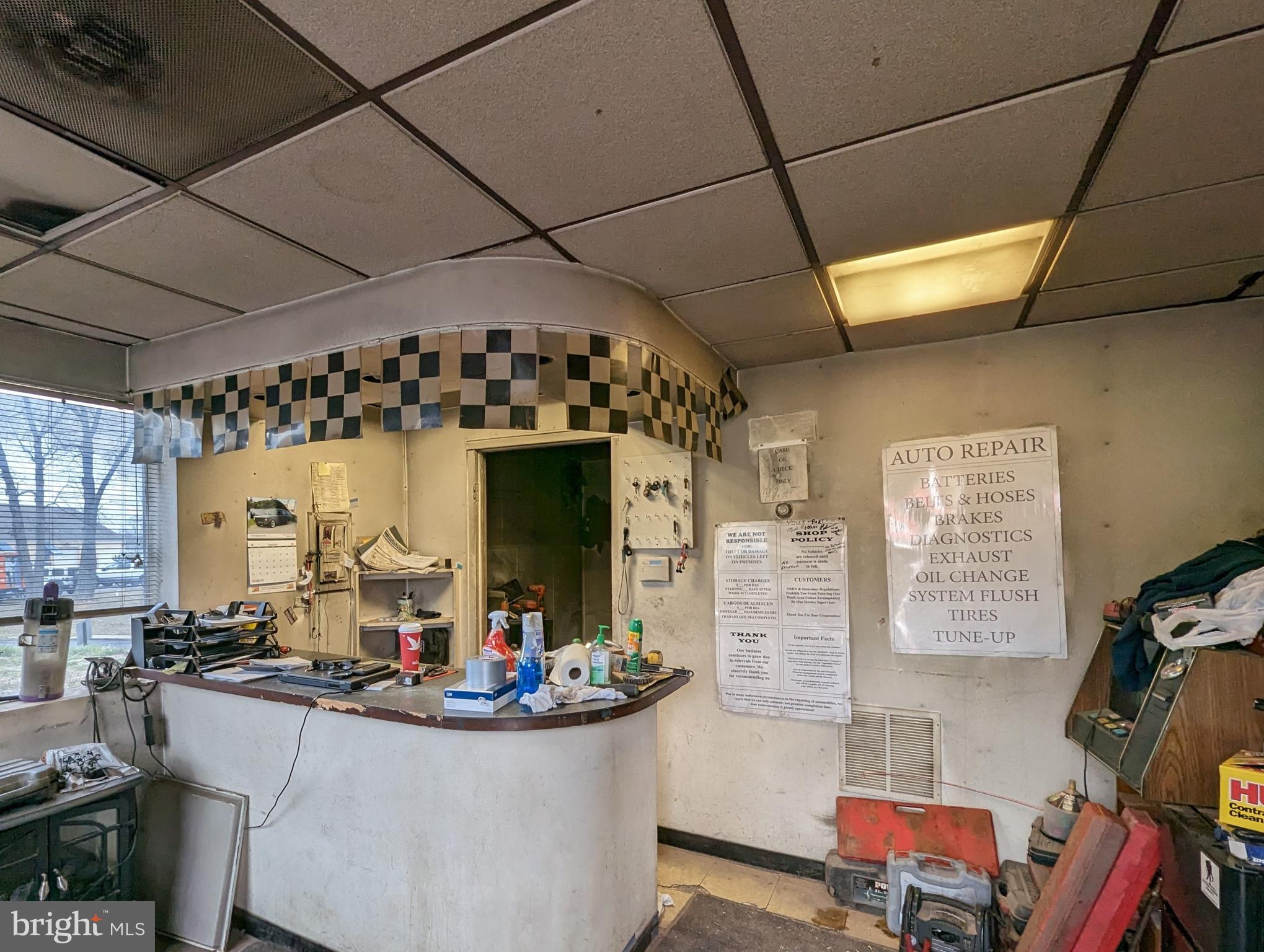 Main image without alt text