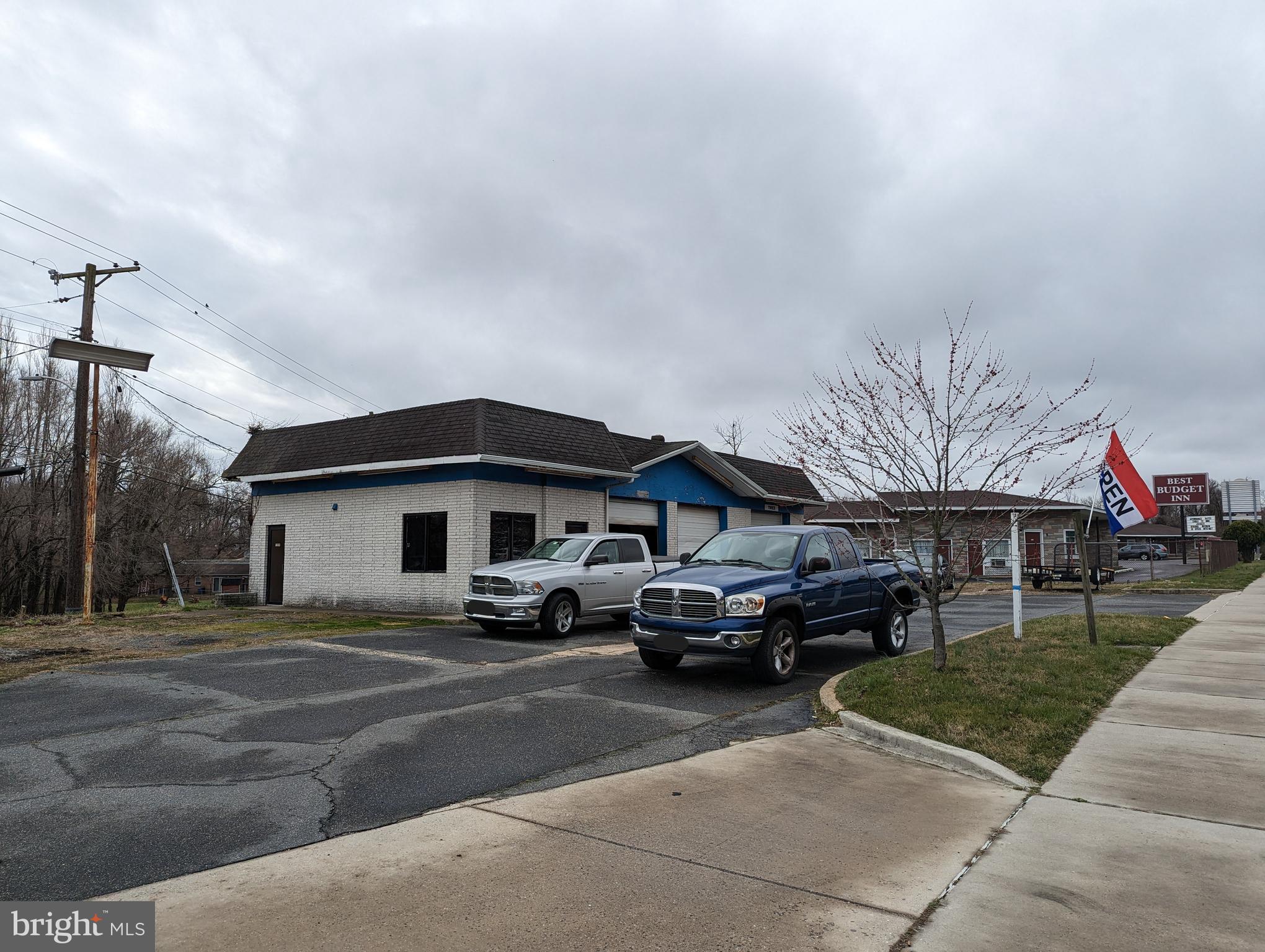 Main image without alt text