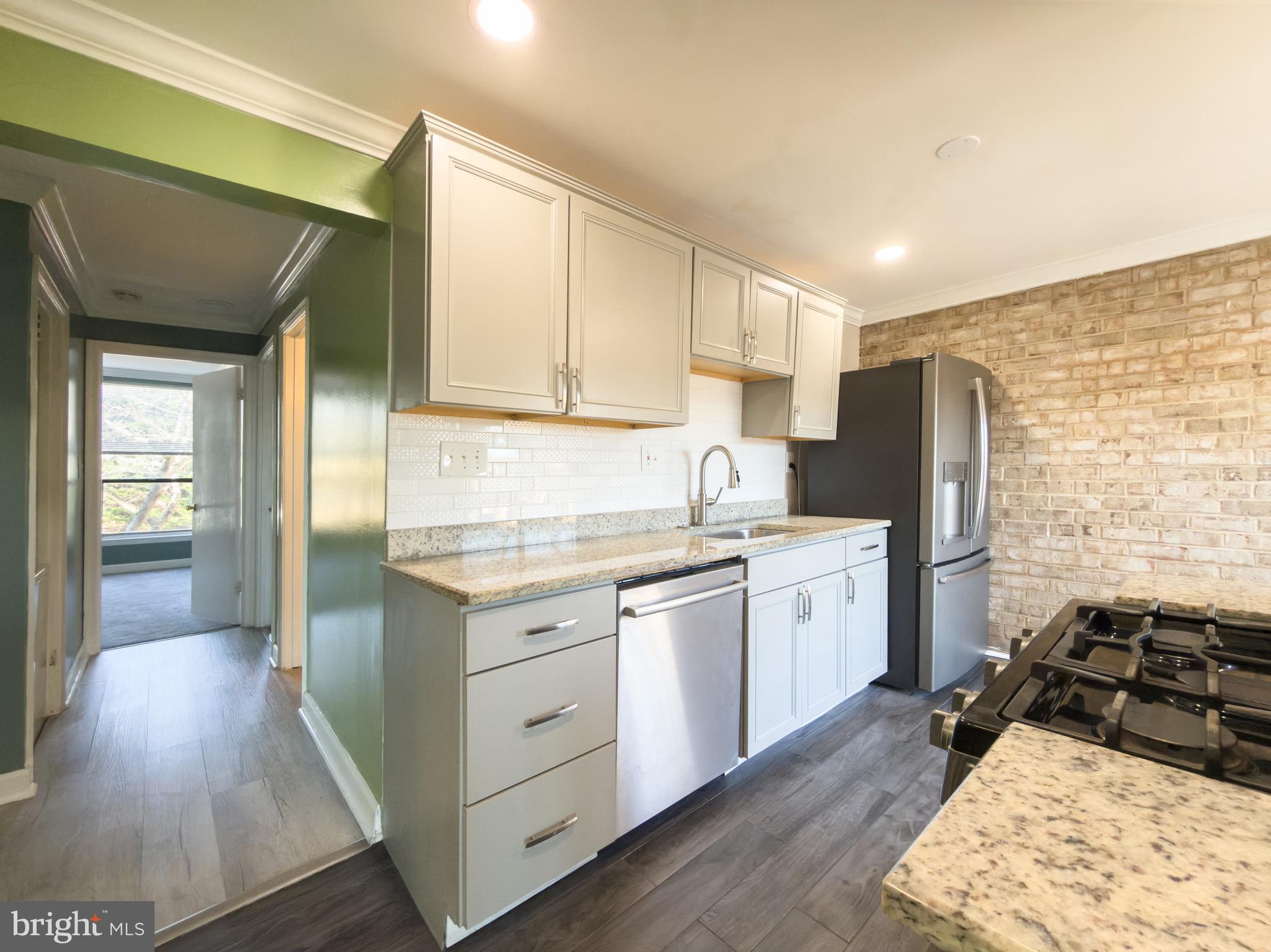 HUNTLEY SQUARE CONDOMINIUMS - Residential
