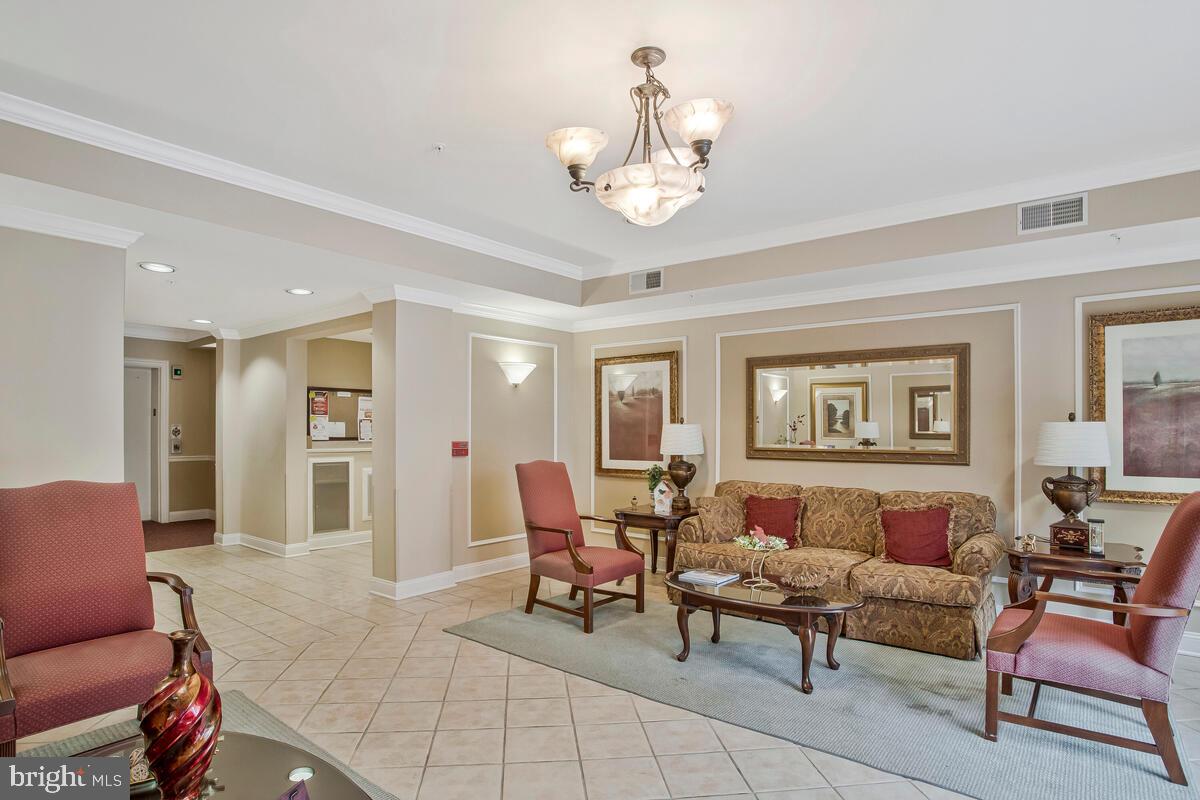 2530 KENSINGTON GARDENS 402