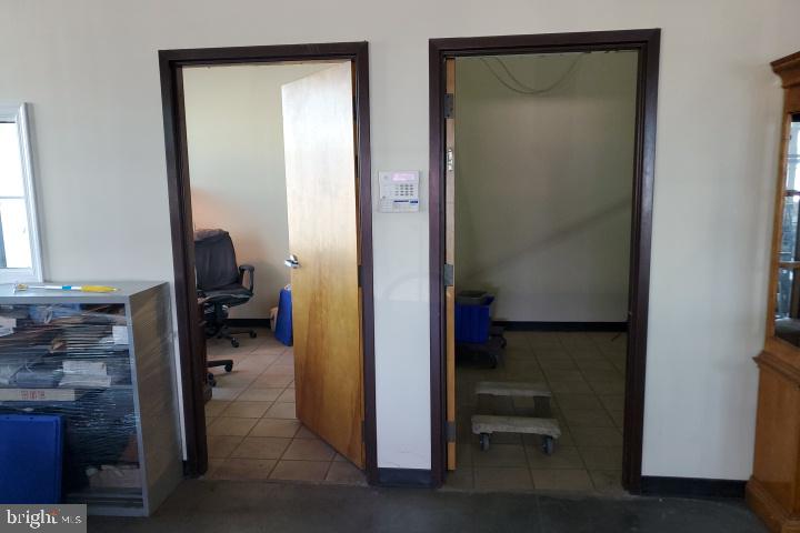 INDEPENDENCE BUSINESS CENTER - Commercial Lease