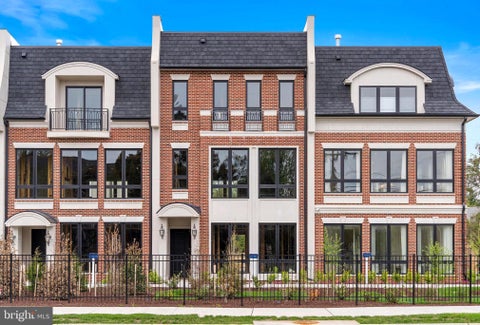 Photo of 1622 Chain Bridge Road, MCLEAN, VA 22101 (MLS # VAFX2274778)