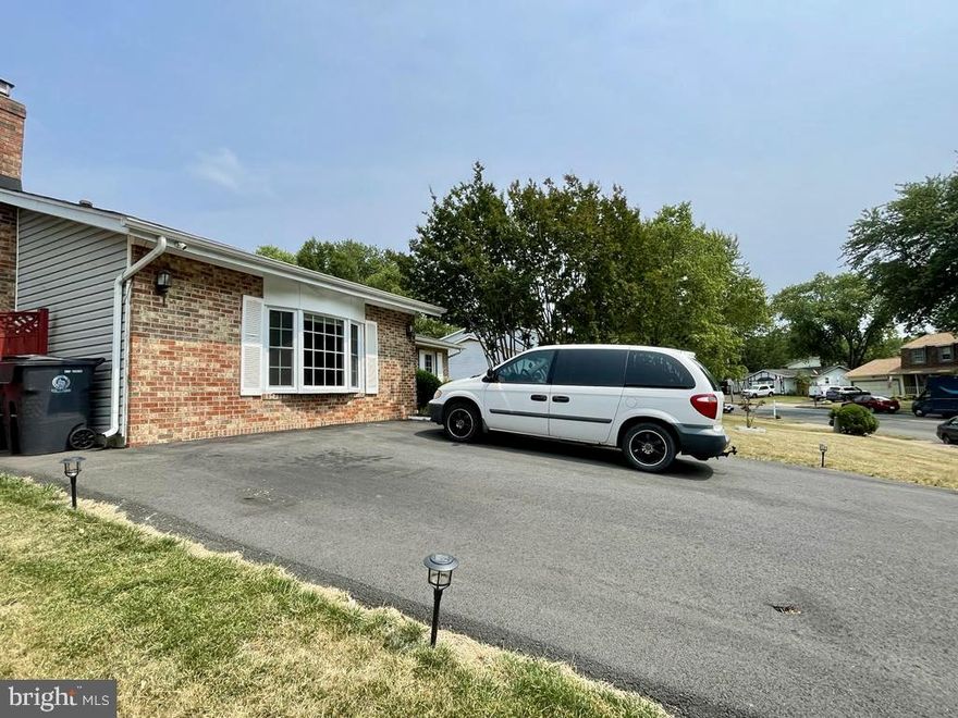 One Level Single Family home close to schools, hospitals, and shopping centers. Well maintained and with plenty of parking.