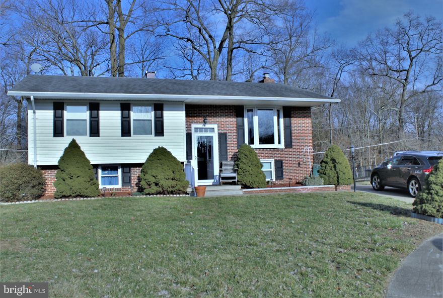 Very well maintained MUST SEE single family home with 3 bedrooms, 2 full bathrooms.  Large fenced lot backs to woods and stream for extra privacy and peace. Features lower family room with gas fireplace, bar, and full bathroom in addition to the upstairs living room with bay window. Sunroom on the rear of the house. Easy access to I-95 but located at the end of a court for low traffic.