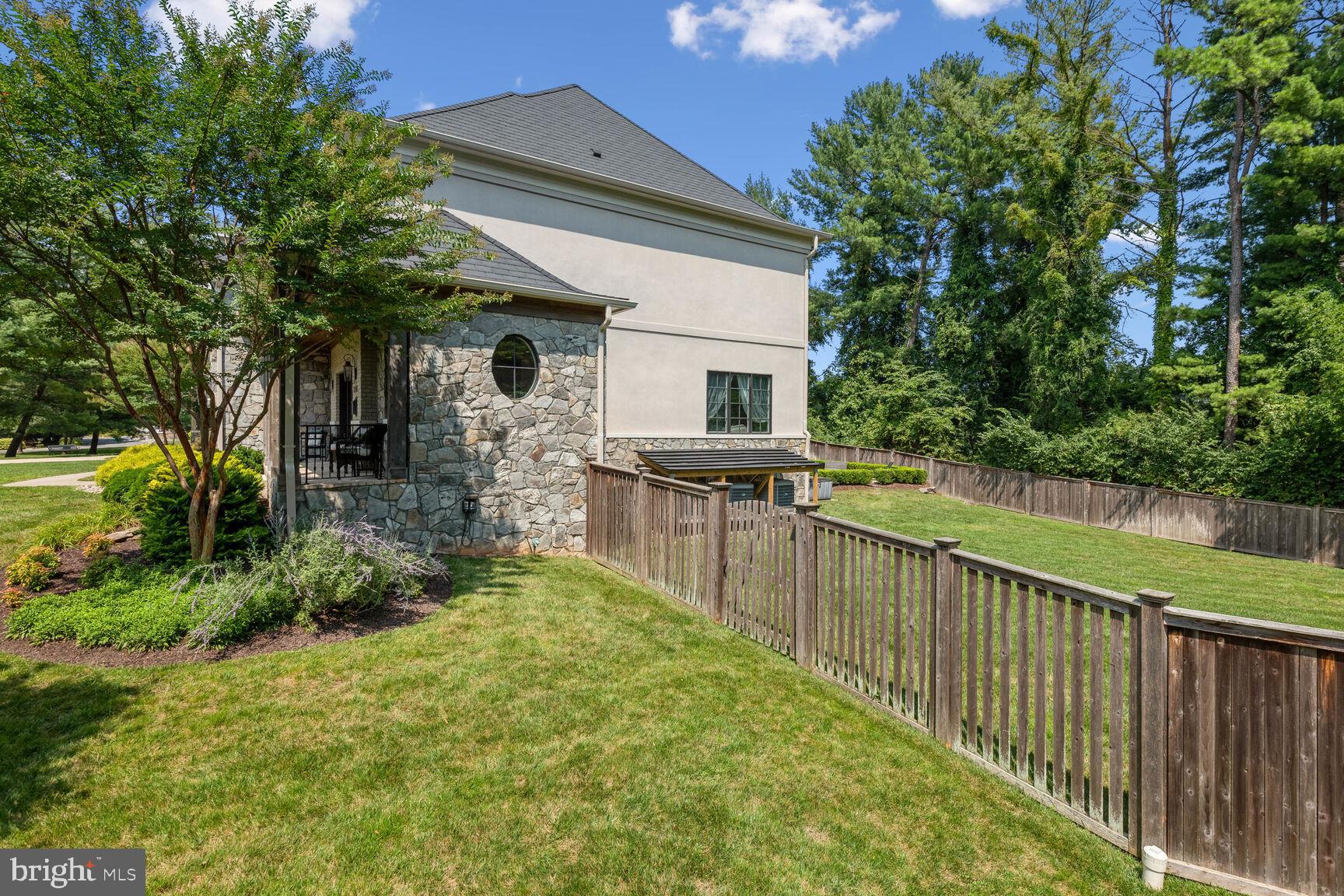 WOODSIDE ESTATES - Residential