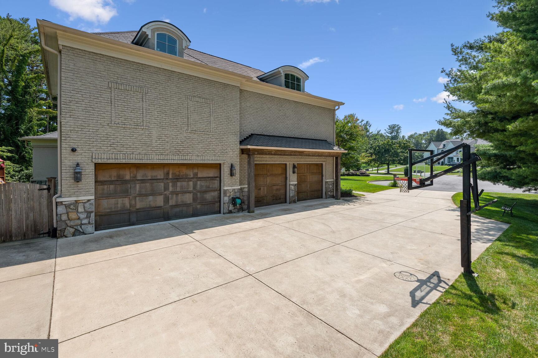 WOODSIDE ESTATES - Residential