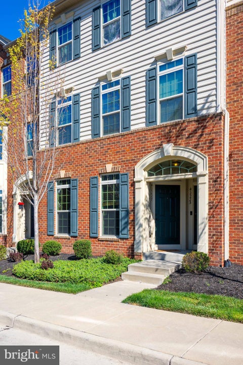Townhouse For Sale - 42227 Piebald Square<br/> ALDIE, VA 20105
