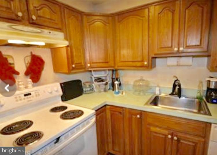 TERRACE TOWNE HOMES OF WOODLAWN - Residential Lease