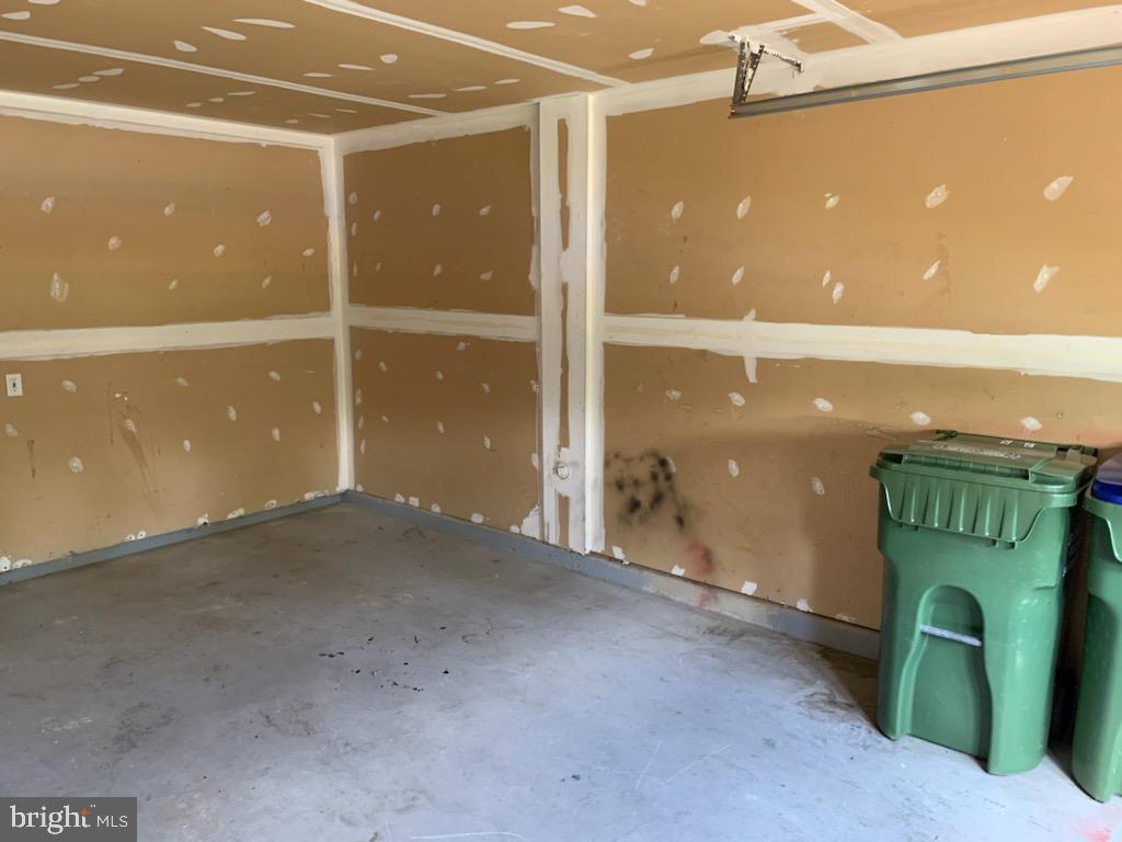 SPRING KNOLL - Residential Lease