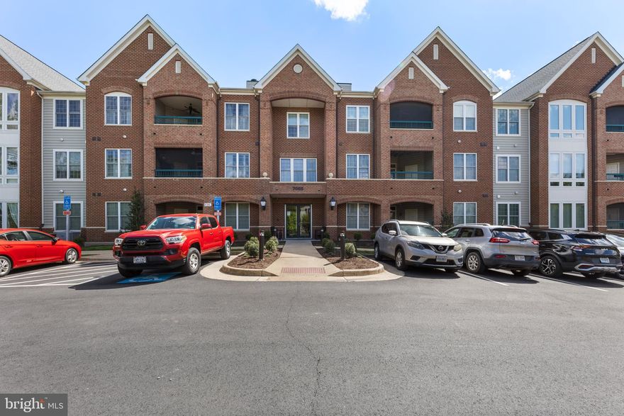 Spacious 2BR/2BA condo in sought-after Heritage Hunt, a gated 55+ golf course community. Desirable dual primary suite layout, each with large walk-in closets. Gourmet kitchen features 42" cabinets, stainless steel appliances, Corian countertops, and hardwood flooring in kitchen and foyer.
Open floor plan includes living room, dining area, and separate den/office. Additional storage room located on parking level. Convenient access to I-66, shopping, dining, and community amenities.
Enjoy resort-style living with golf course, clubhouse, pools, fitness center, and more.