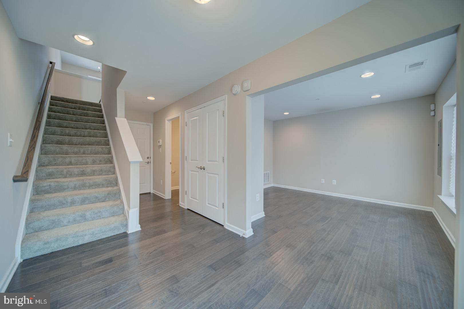 METRO POINTE - Residential