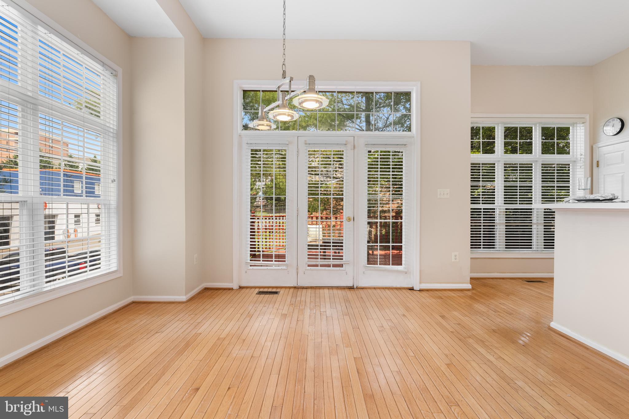 KENSINGTON COURTS - Residential