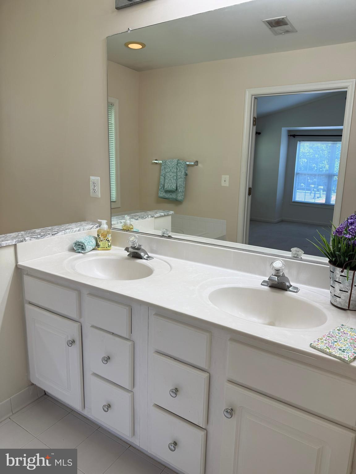 KENSINGTON COURTS - Residential