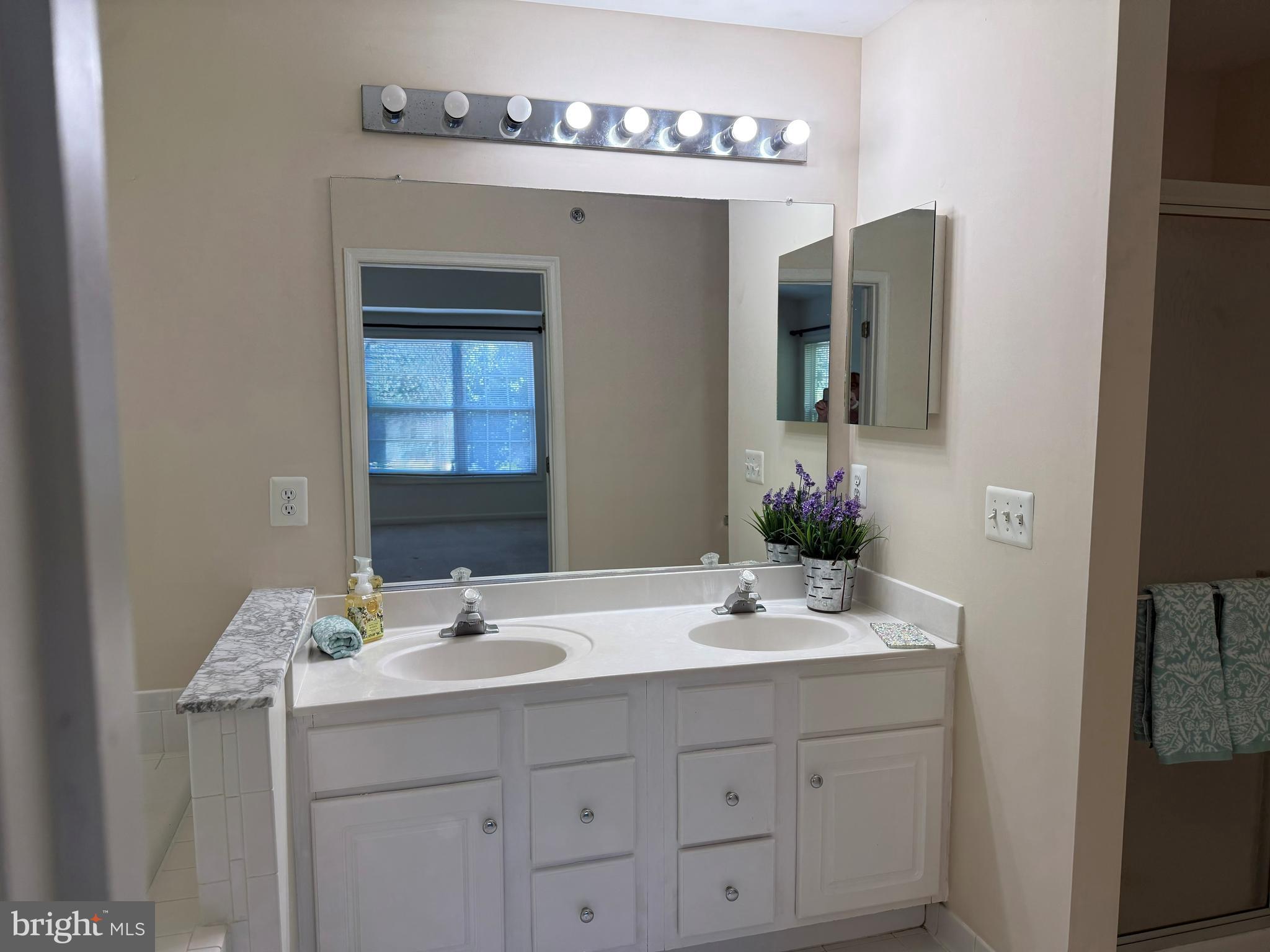 KENSINGTON COURTS - Residential