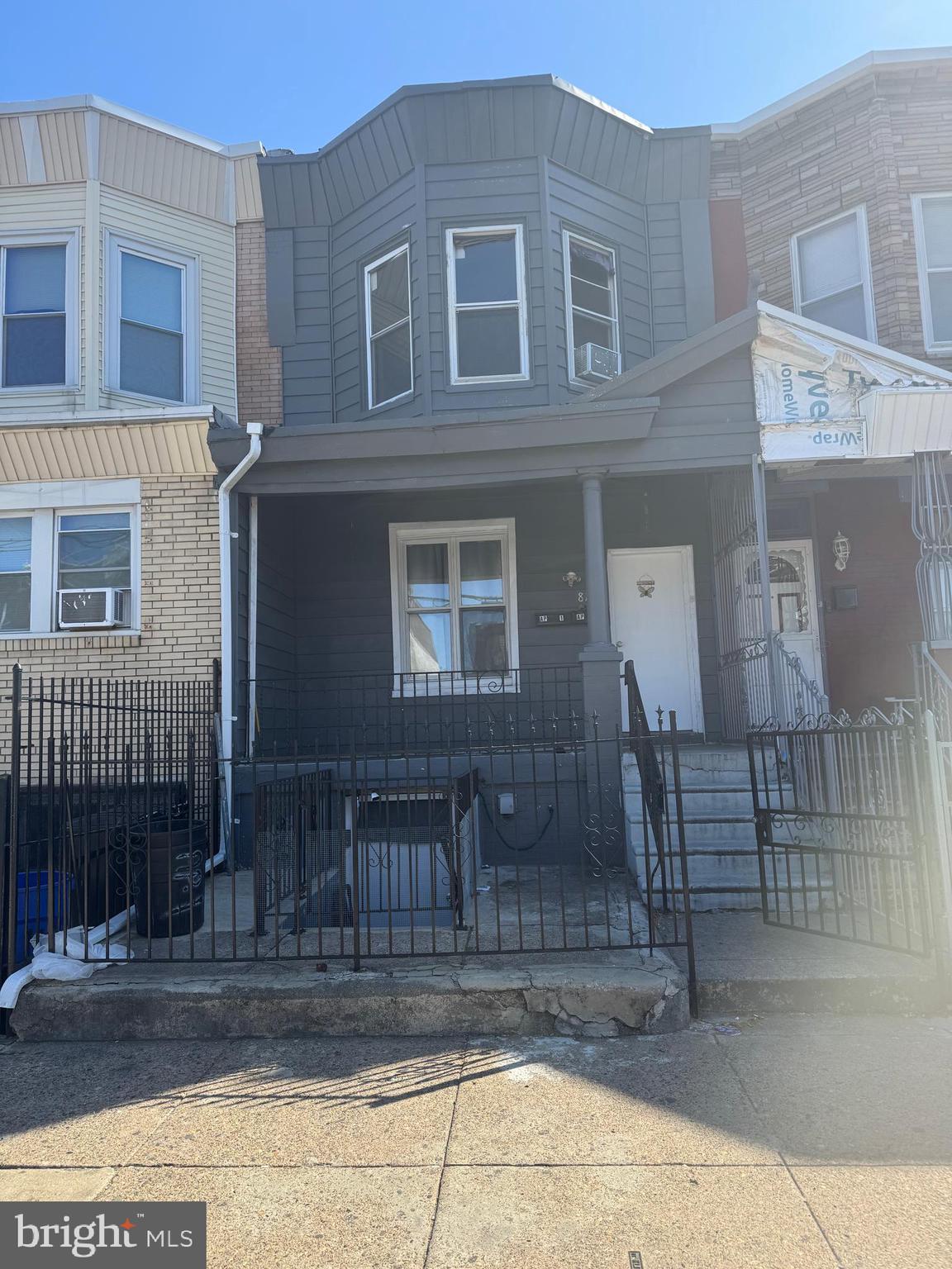 JUST HIT MARKET IN HUNTING PARK!!! Fully functional triplex with income of 36K per year. Add this property to any rental portfolio for automatic income. Property to be sold as is. Seller requests use of First American for title.