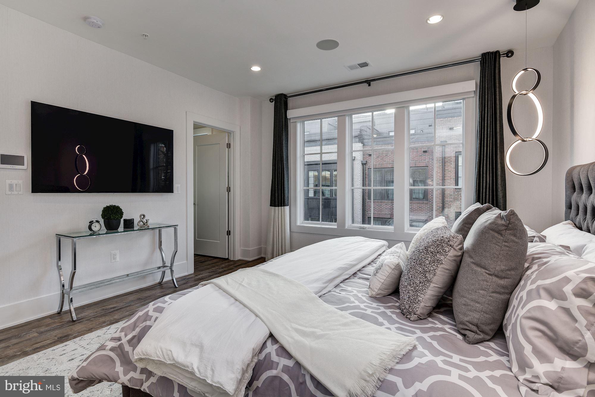 THE BROWNSTONES AT CHEVY CHASE LAKE - Residential