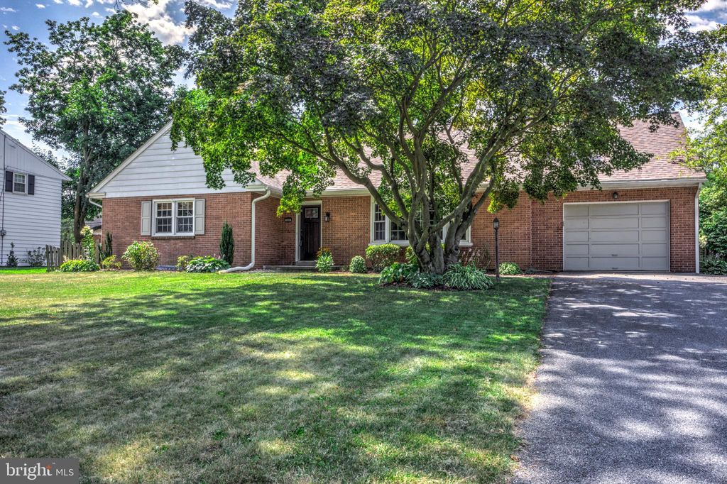 Photo of 348 Sun Valley Drive, Leola, PA 17540 (MLS # PALA2053736)