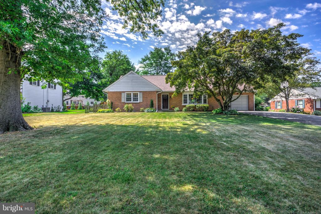 Photo of 348 Sun Valley Drive, Leola, PA 17540 (MLS # PALA2053736)