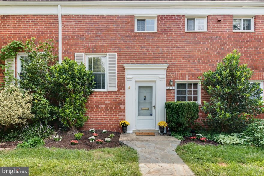 Delightful 2-level Washington model on cul-de-sac w/best parking. Renovated kitchen w/SS appliances, granite & walnut cabinets. Updated bath. Hardwood floors on both levels. W/D on bedroom level. Huge master walk-in closet. Large patio backing to park. Freshly painted top to bottom. 3 swimming pools, tennis courts, trails. Pets allowed. Great place to live & so close to DC!