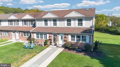 Townhouse For Sale - 560 Lancaster Court<br/> DOWNINGTOWN, PA 19335