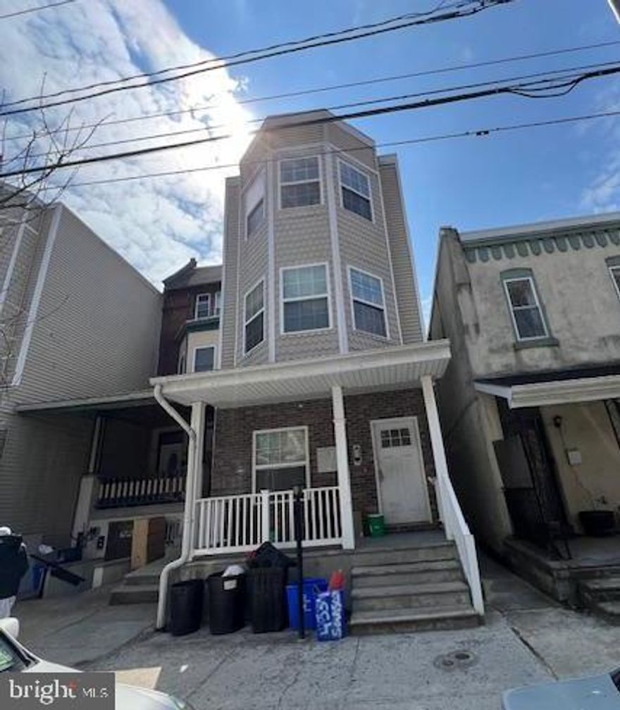 Amazing rental unit !!  Two bedroom, two bath unit in the heart of University City boasting 8-9 foot ceiling heights, hardwood floors, in unit washer and dryer and a private deck. Kitchen includes granite and stainless steel appliances. Schedule your tour today!