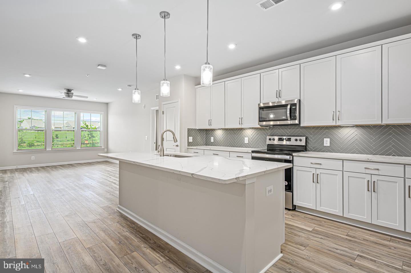 21894 HAWKSBILL HIGH CIRCLE 103