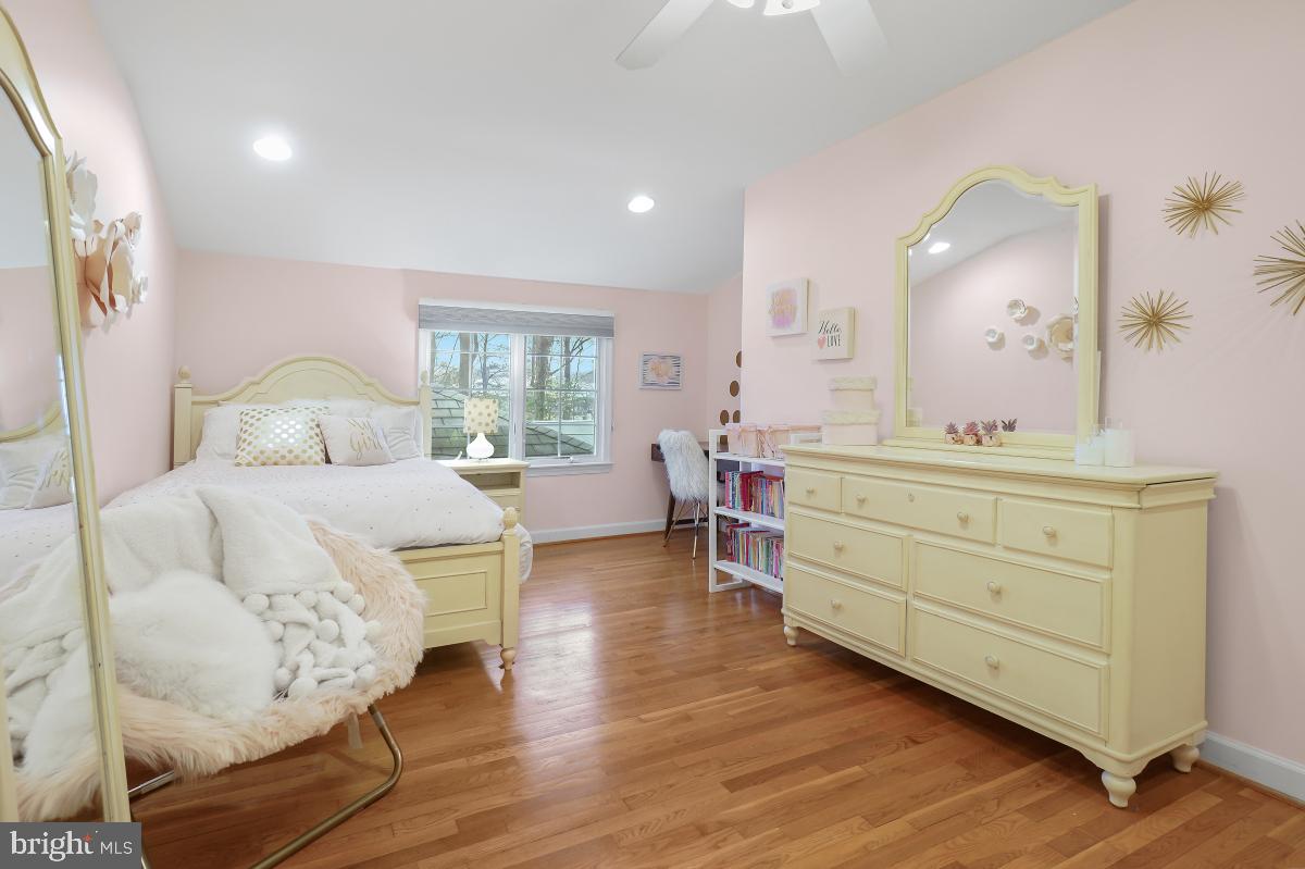 BURNING TREE VIEW - Residential