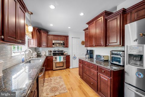 5 HURST OAK COURT BALTIMORE MD 21236