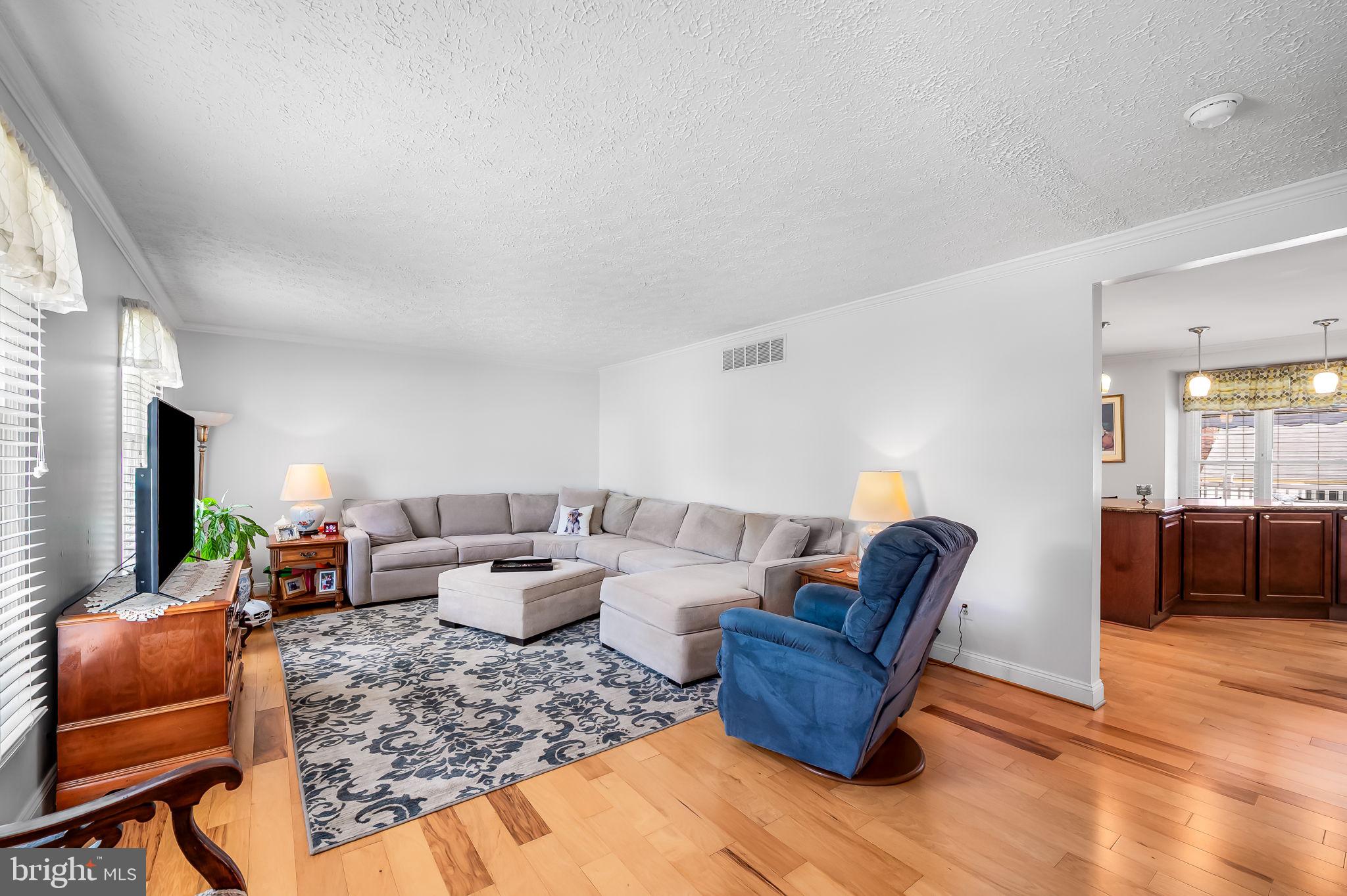 5 HURST OAK COURT