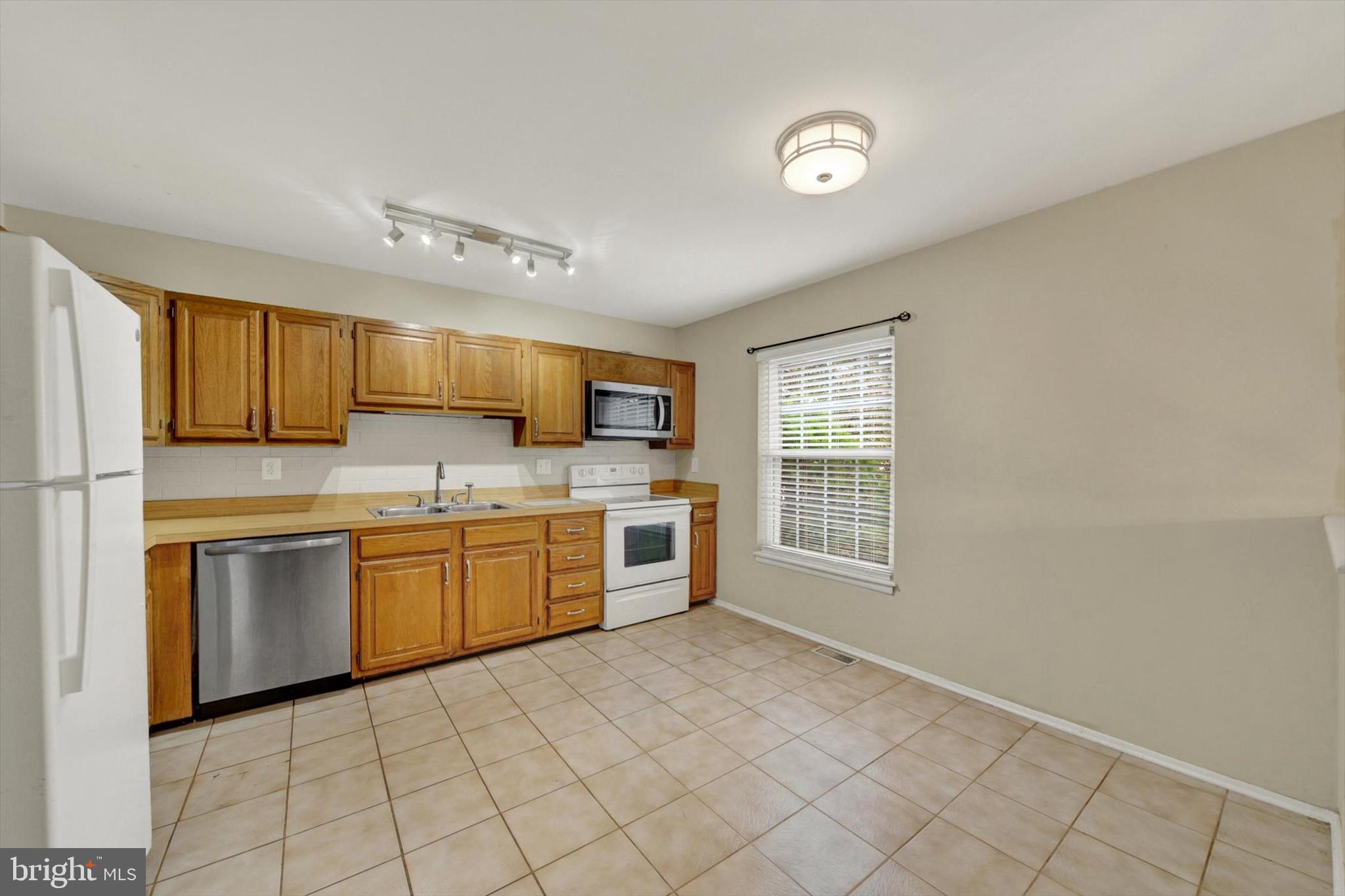 4 VALLEY CROSSING CIRCLE