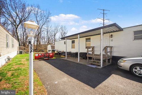 32 CIRCLE DRIVE COLUMBIA PA 17512