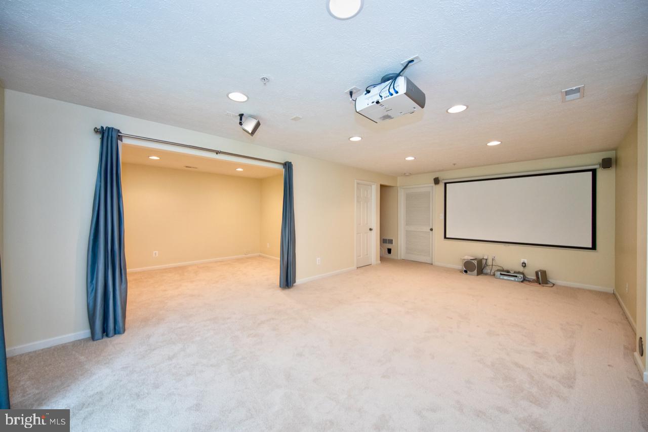 HOLLY WOODS - Residential