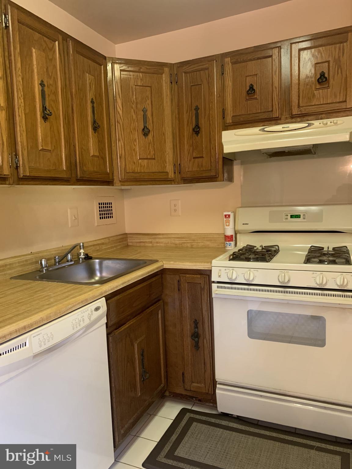 LAFAYETTE PARK CONDOMINIUM - Residential Lease