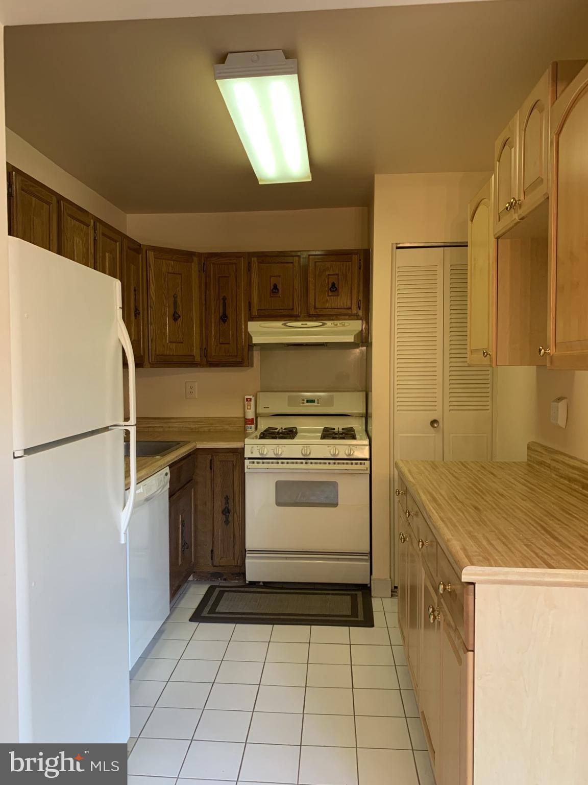 LAFAYETTE PARK CONDOMINIUM - Residential Lease