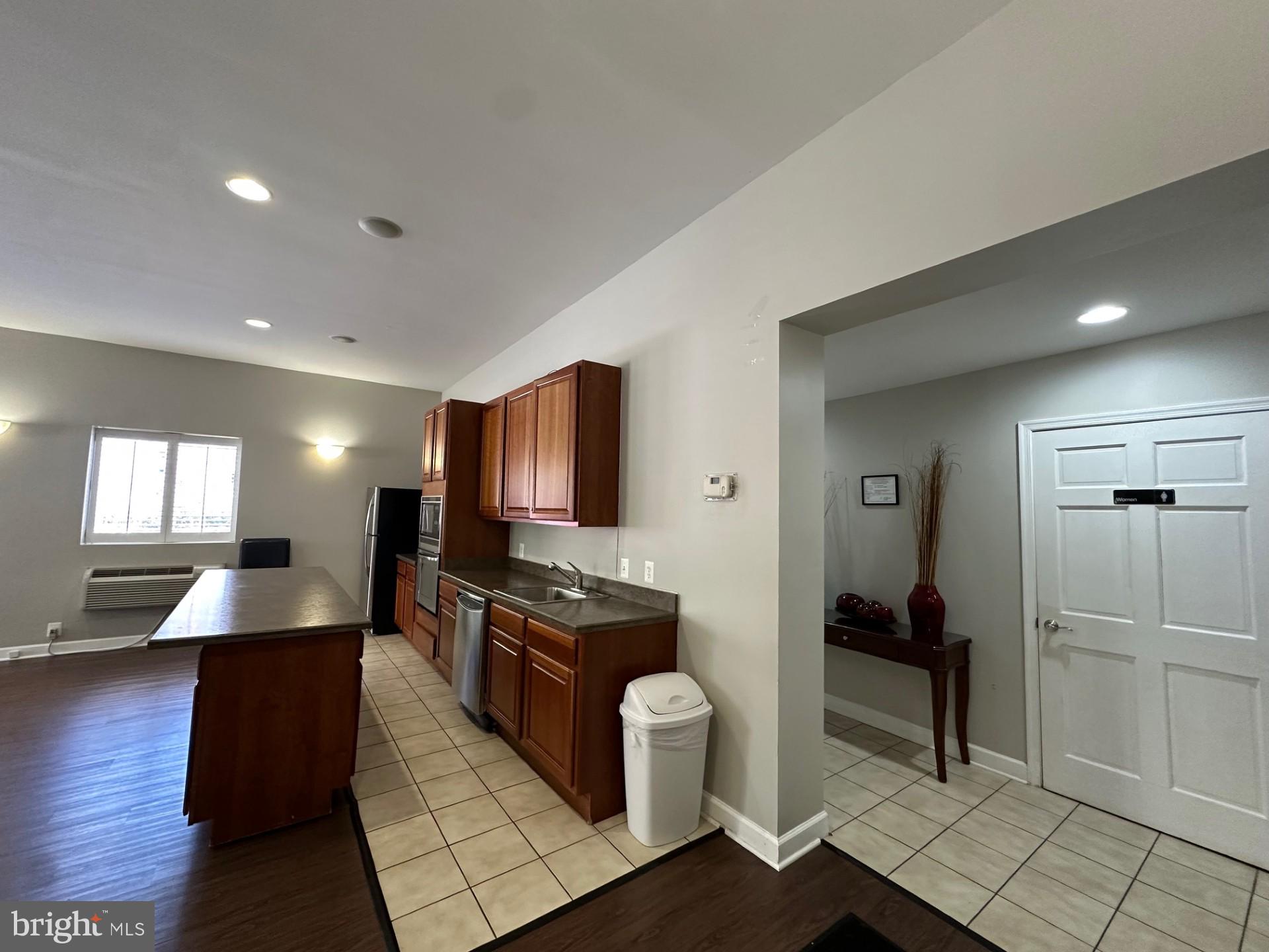 LAFAYETTE PARK CONDOMINIUM - Residential Lease