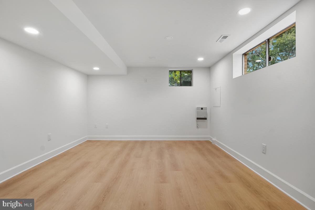 TYSONS GREEN - Residential Lease