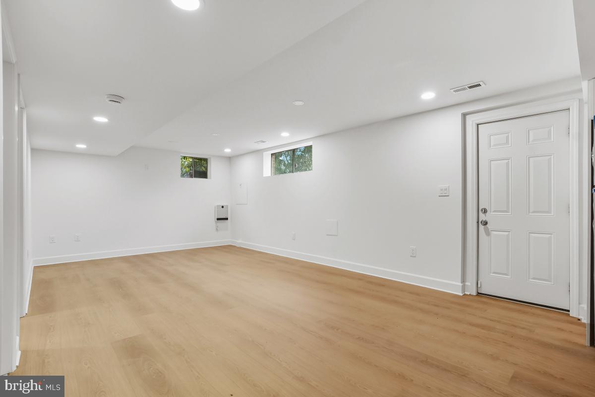 TYSONS GREEN - Residential Lease