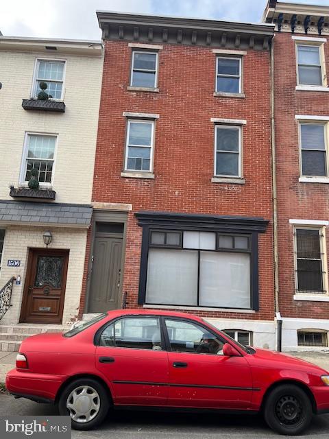 Studio Apartment with a separate kitchen and bathroom.
Third floor apartment with beautiful views of the city.
Laundry in the basement.
