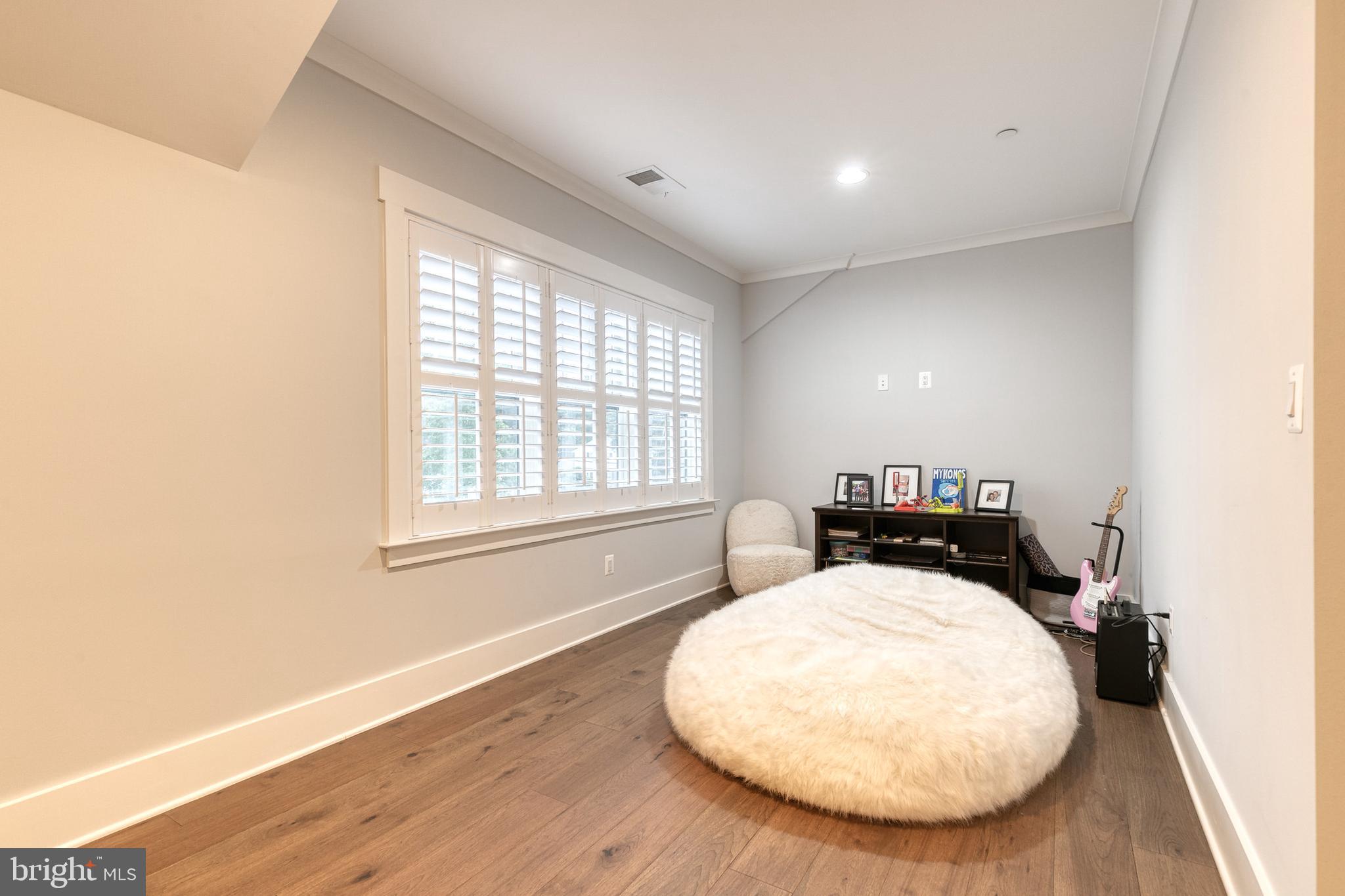 VILLAGE GREEN - Residential