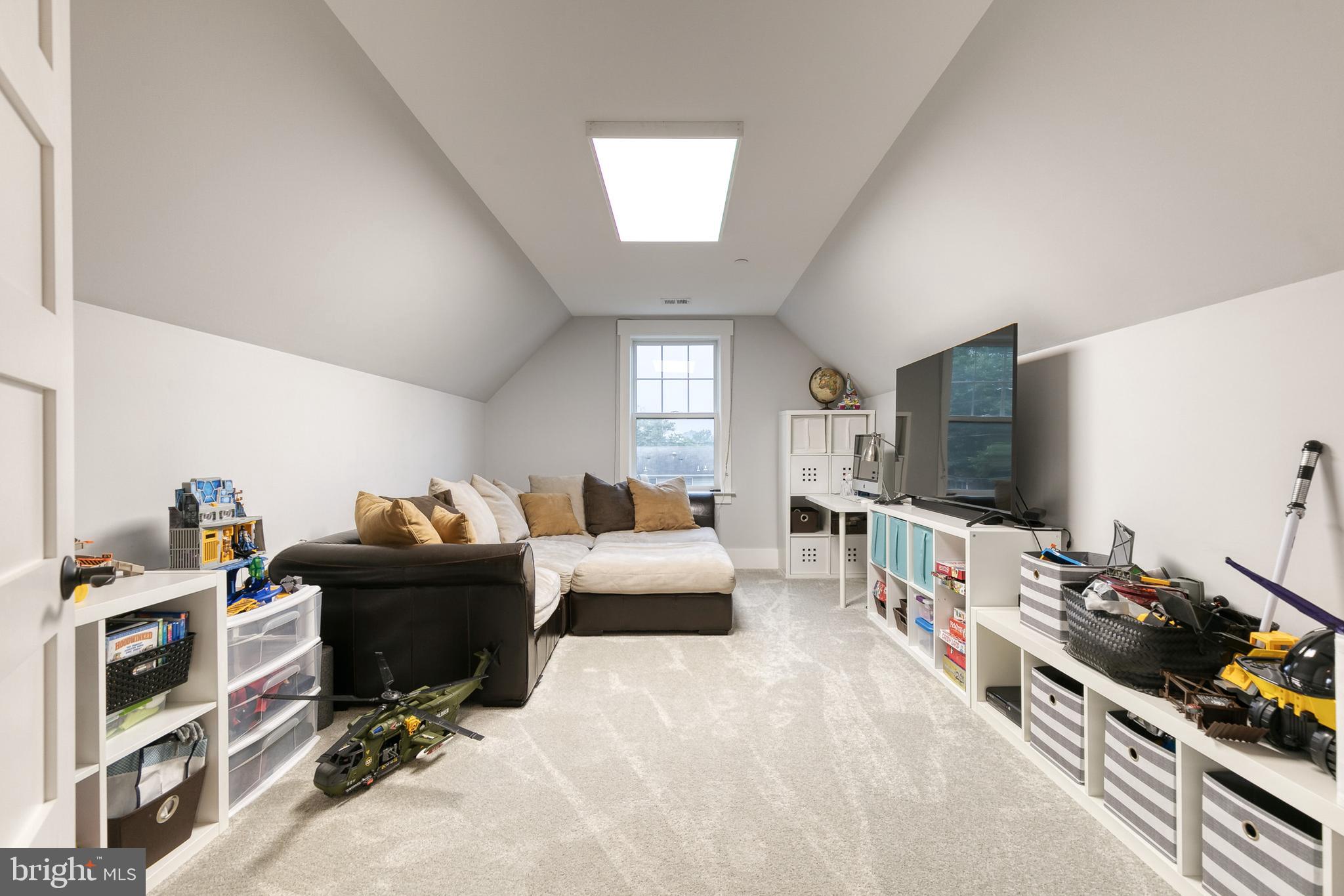 VILLAGE GREEN - Residential