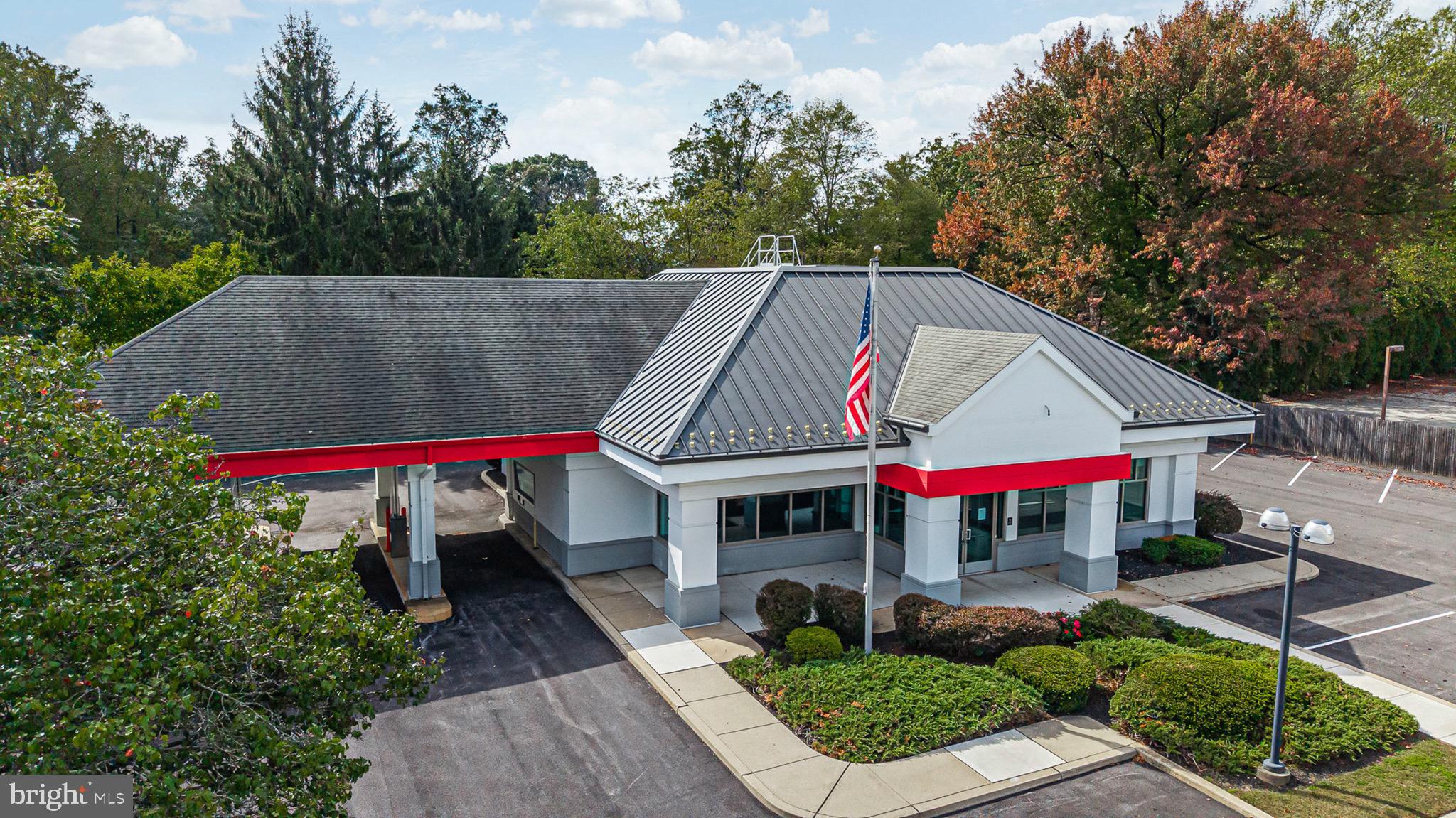 414 W LANCASTER AVENUE