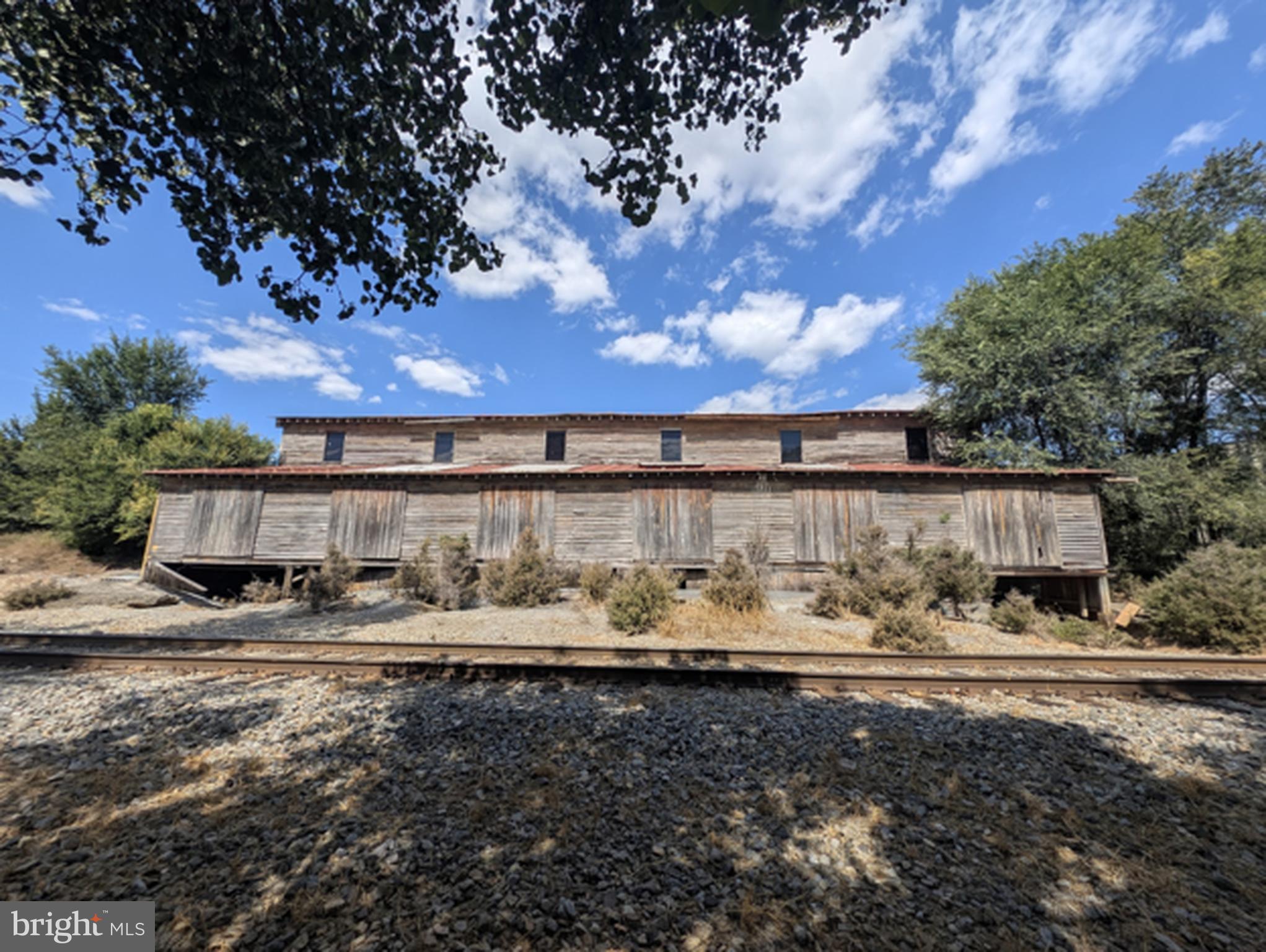 1524 COUNTRY CLUB ROAD