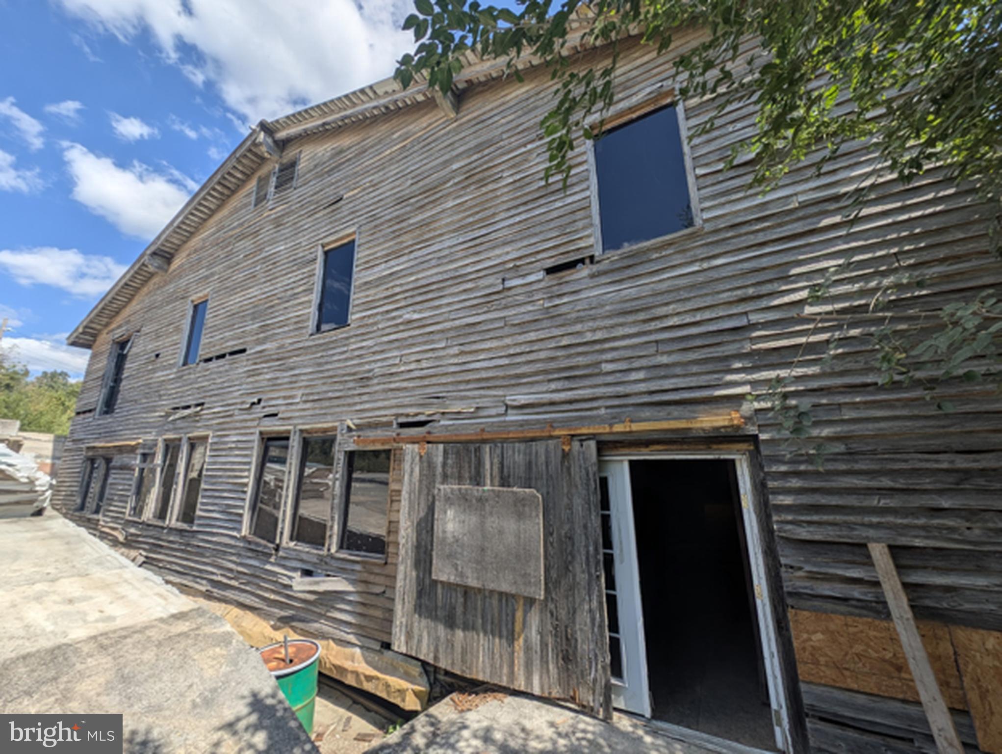 1524 COUNTRY CLUB ROAD